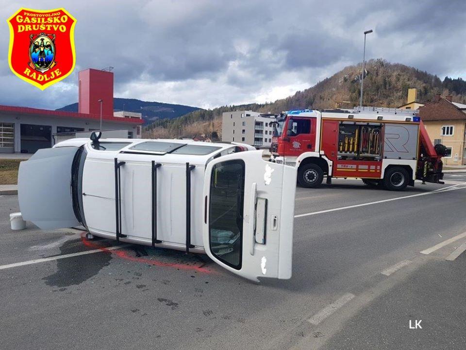 Radlje: Po trčenju dveh vozil, eno osebo prepeljali v SB Slovenj Gradec (FOTO)