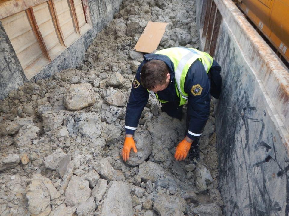 Na tovornem vlaku v glini skritih 30 tujcev, med njimi tudi otroci in noseča ženska (FOTO)