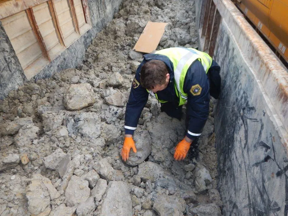 Na tovornem vlaku v glini skritih 30 tujcev, med njimi tudi otroci in noseča ženska (FOTO)