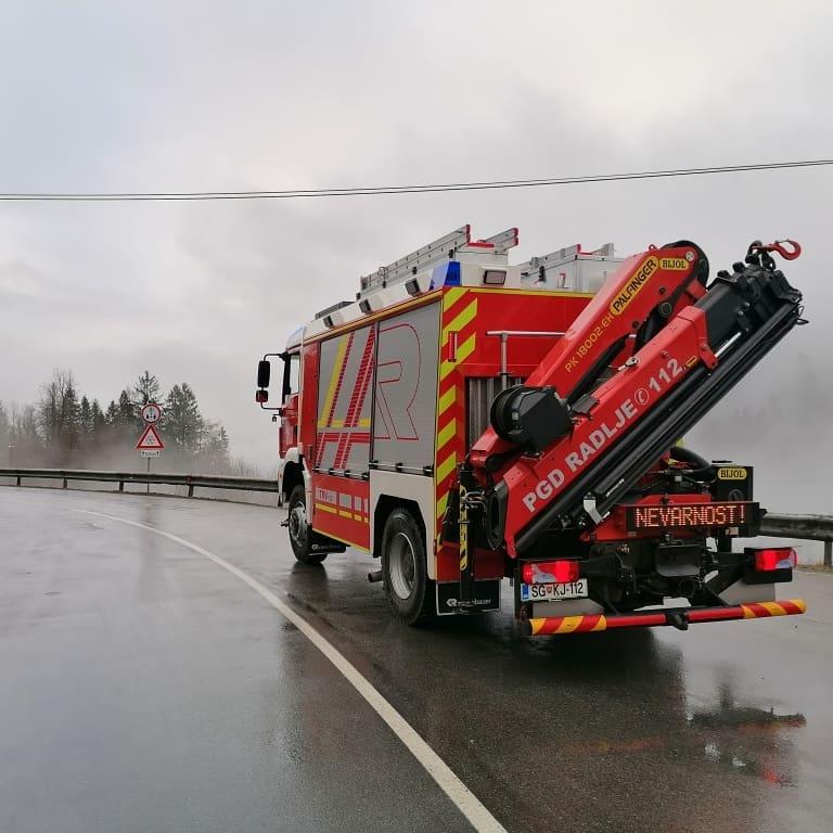 Zaradi iztekanja goriva na pomoč v Radljah in Mežici priskočili gasilci (FOTO)