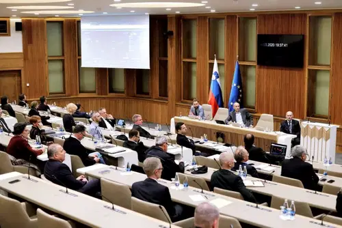 Ministri in državni sekretarji po novem z najvišjimi možnimi plačami