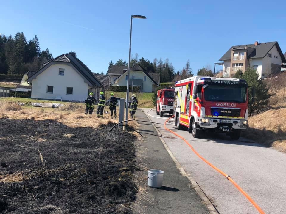 Pri kurjenju trave naj bi mu ogenj ušel izpod nadzora. Plačal bo kazen (FOTO)