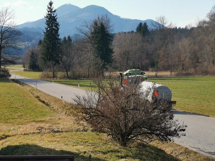 Kaj pravijo pristojni o razvozu gnojevke v času koronavirusa? Da ali ne?