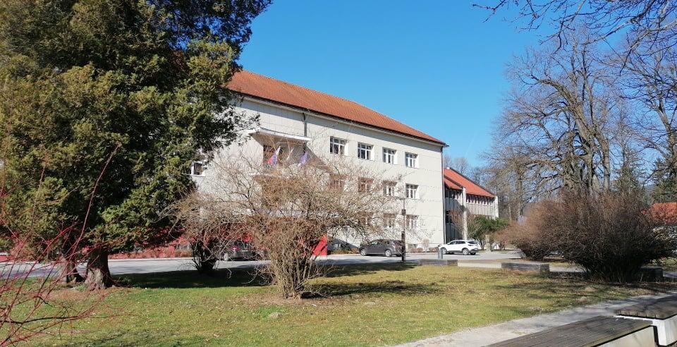 Kustec: Možno je, da bodo učenci in dijaki doma do septembra