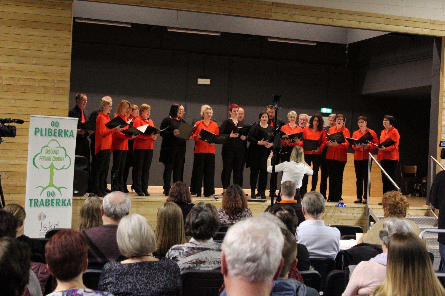 V Kotljah na drugem od koncertov Od Pliberka do Traberka prepevalo več kot sto pevcev (FOTO)