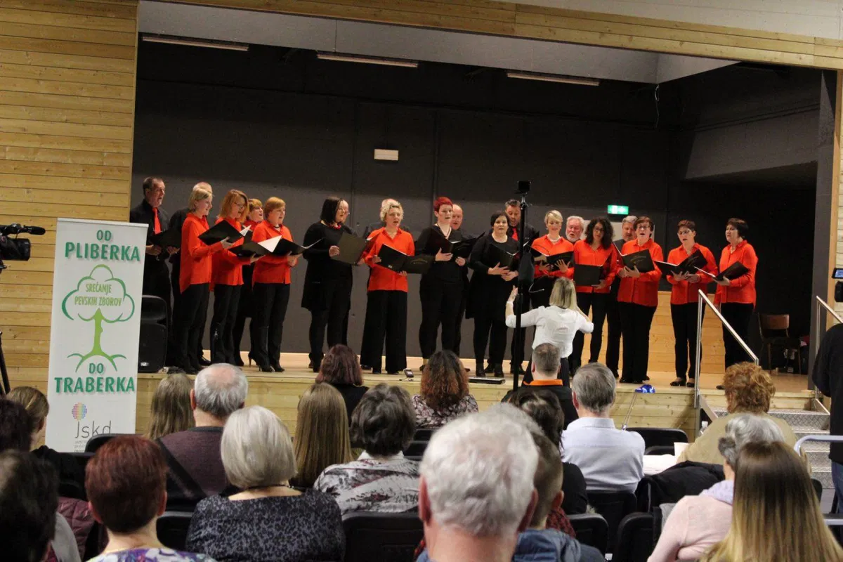 V Kotljah na drugem od koncertov Od Pliberka do Traberka prepevalo več kot sto pevcev (FOTO)