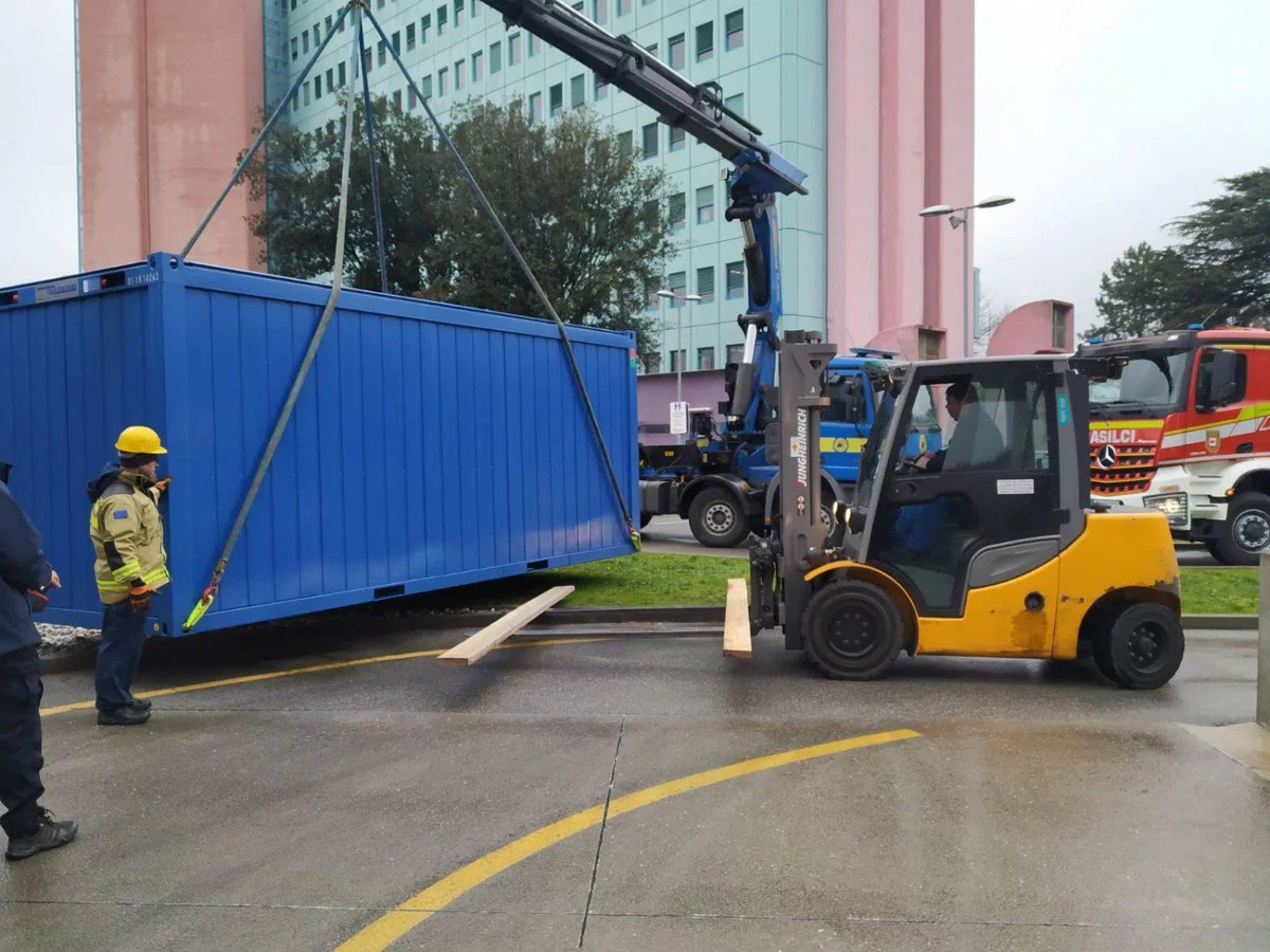 Po Sloveniji bodo namestili 36 zabojnikov za obravnavo bolnikov s sumom na okužbo s koronavirusom