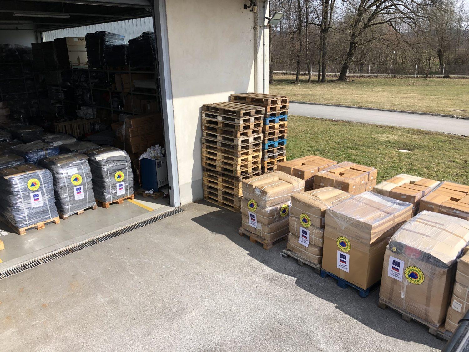 Slovenija ob povečanem migracijskem toku pošilja Grčiji materialno pomoč