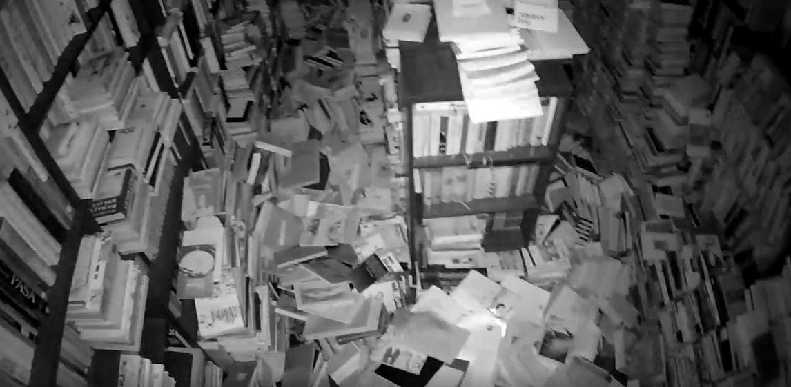 Kamera ujela potresni sunek, stvari padale kot za šalo (VIDEO)