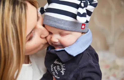 Zaradi pandemije bo lahko več mater svoj dan praznovalo doma z otroki