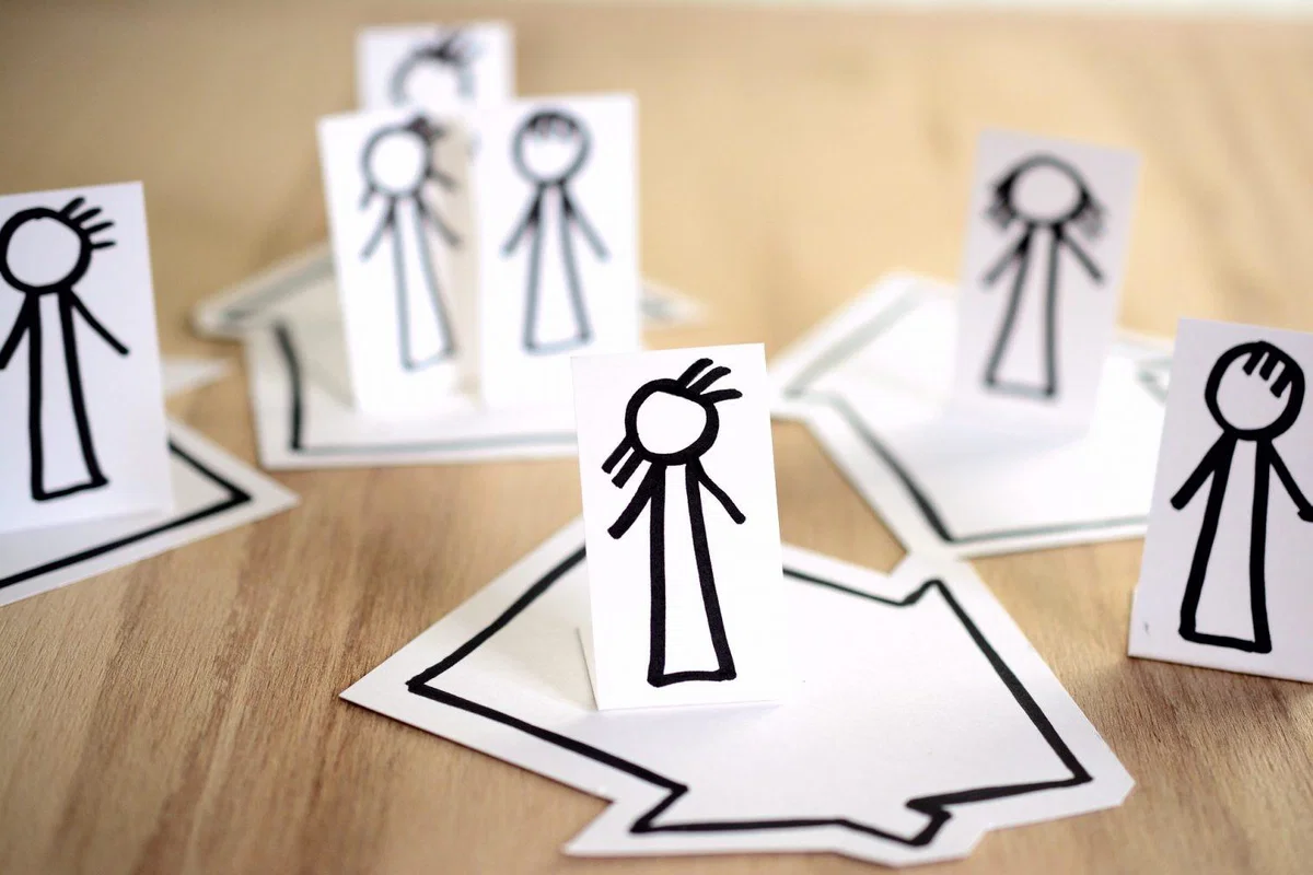 Prepovedano zbiranje in prehajanje občinskih meja ostaja, na voljo spet avtopralnice in zavarovalniške storitve