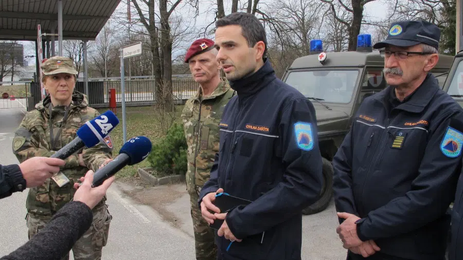 Tonin: Pri pošiljkah zaščitnih mask se zapleta. "Če bo treba, bomo ponje poslali letalo"