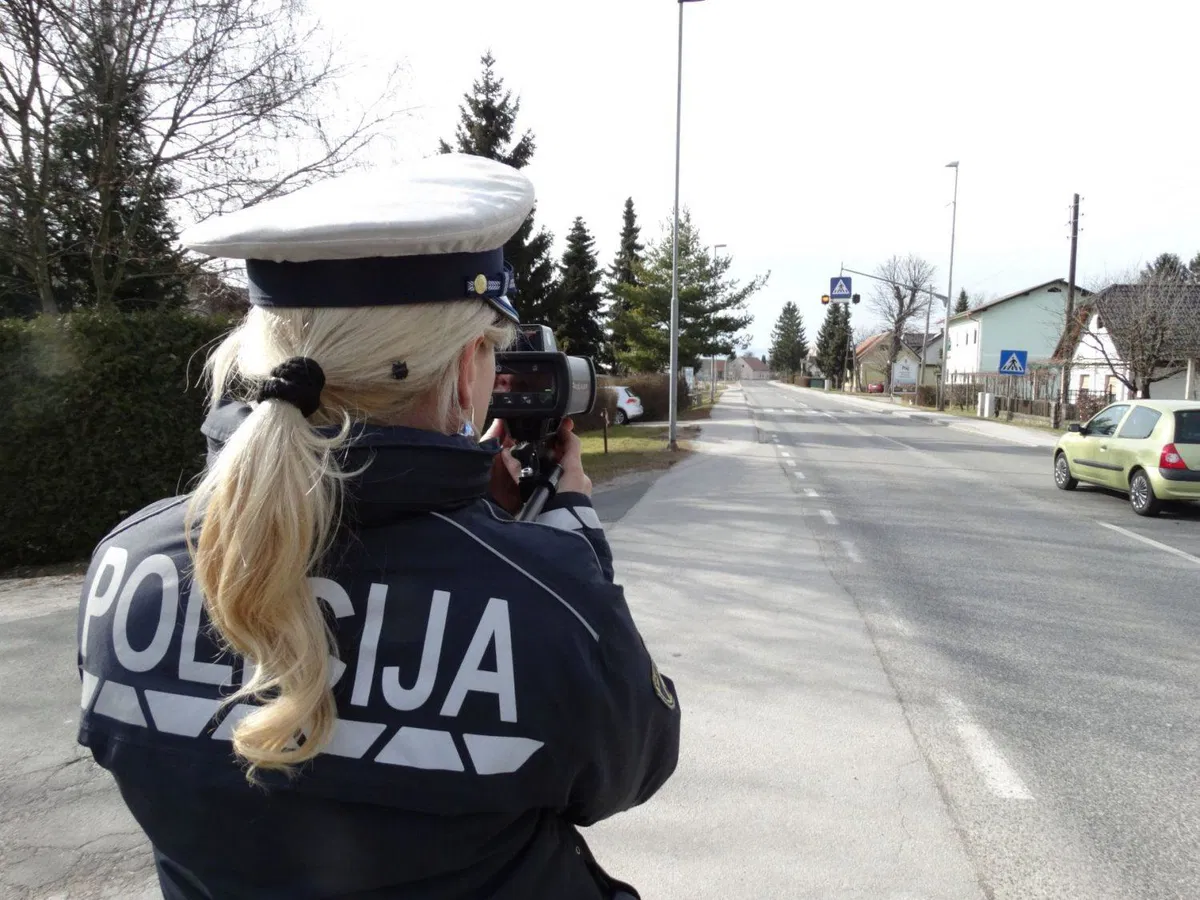 Motorist pri omejitvi hitrosti 50 km/h vozil 92 km/h in pod vplivom alkohola