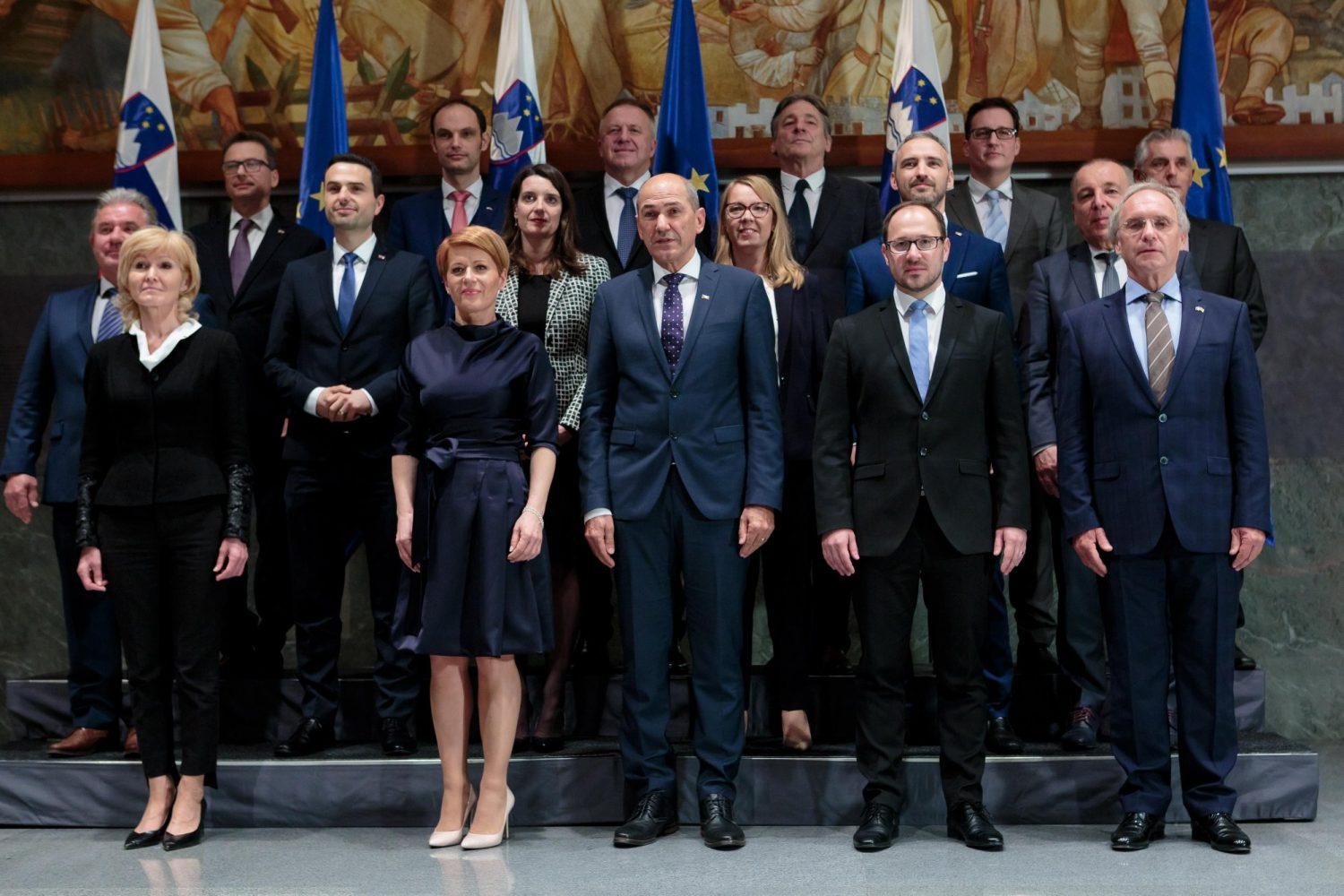 Vlada v zaščitnih maskah ustanovila Krizni štab RS za zajezitev in obvladovanje koronavirusa (VIDEO)