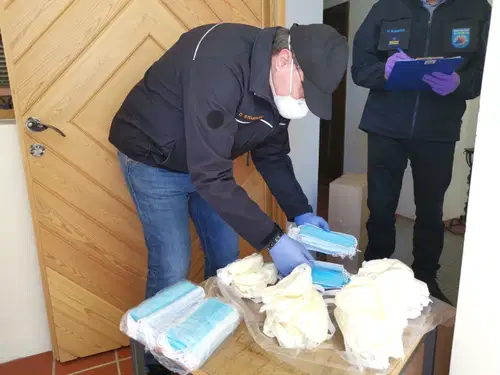 V Slovenj Gradcu delijo zaščitne maske, v vsako gospodinjstvo po dve (FOTO)