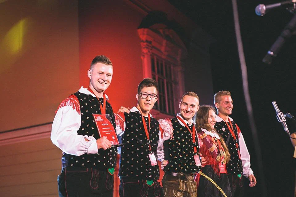 Ansambel Marka Gostenčnika prepeva: "Hvala vam, ljudje v belem" (VIDEO)