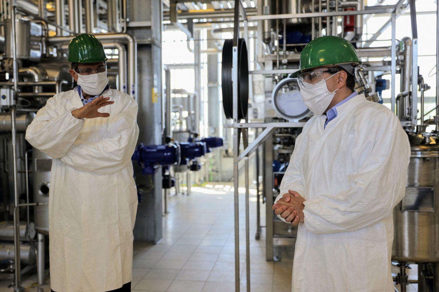 Predsednik Pahor obiskal Lekovo proizvodnjo razkuževalnega sredstva v Mengšu