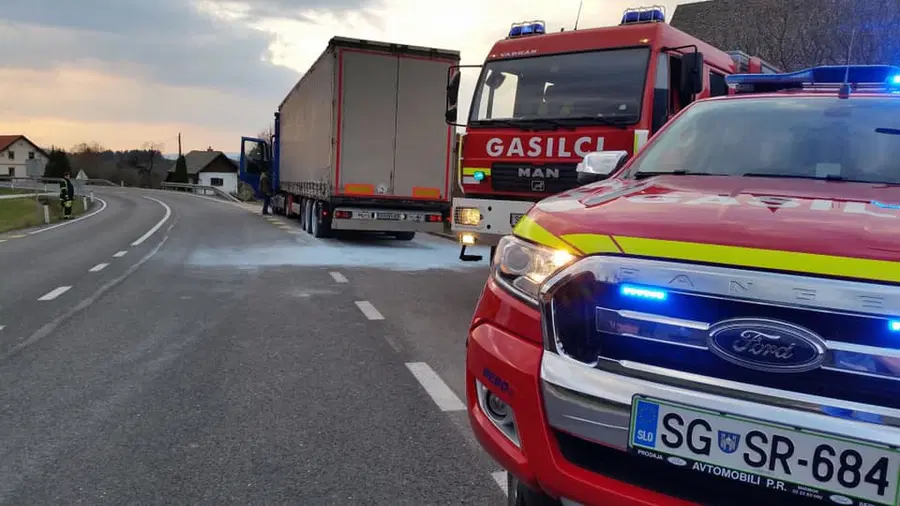 V Mislinji zagorele pnevmatike tovornjaka, v Dravogradu travnik (FOTO)