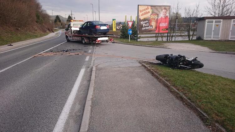 FOTO: V Slovenj Gradcu trčila osebno vozilo in motorist