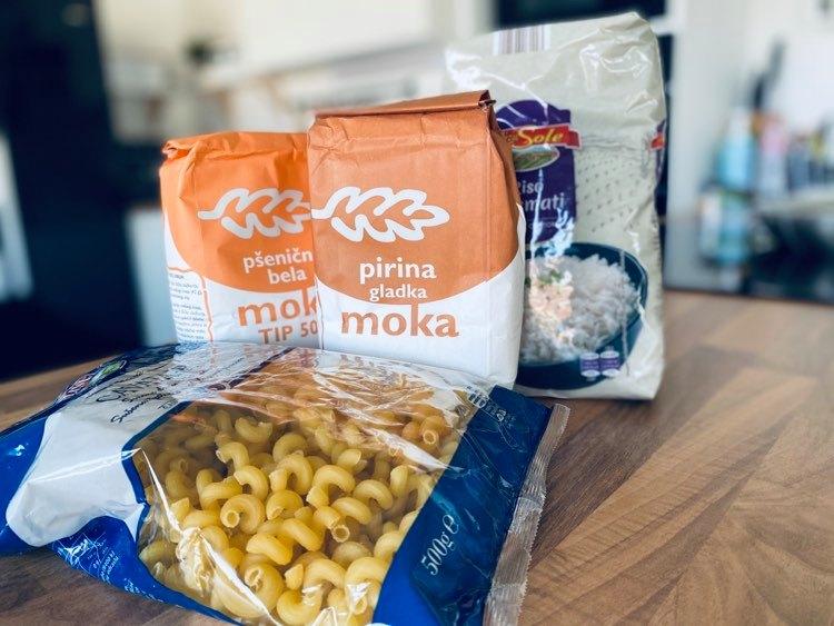 Prodaja moke, riža in testenin poskočila za 300 %