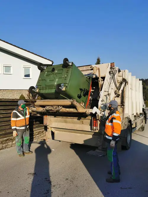 Komunalni delavci delajo tudi, ko je večina države obstala