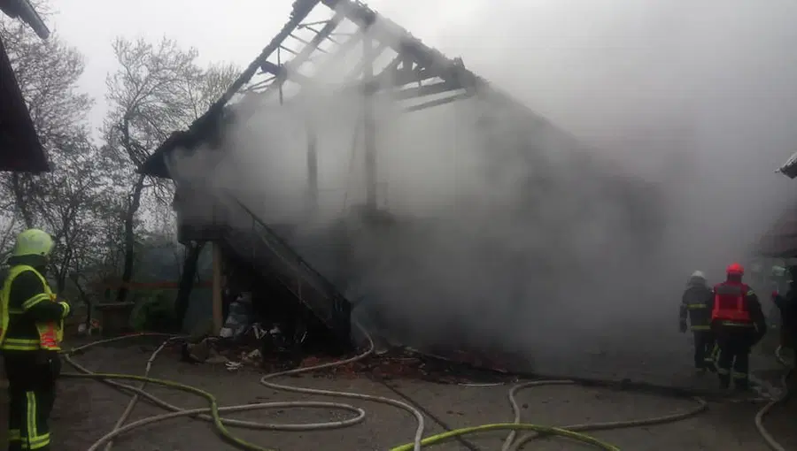 Znane podrobnosti silovitega požara, ki je uničil stanovanjsko hišo