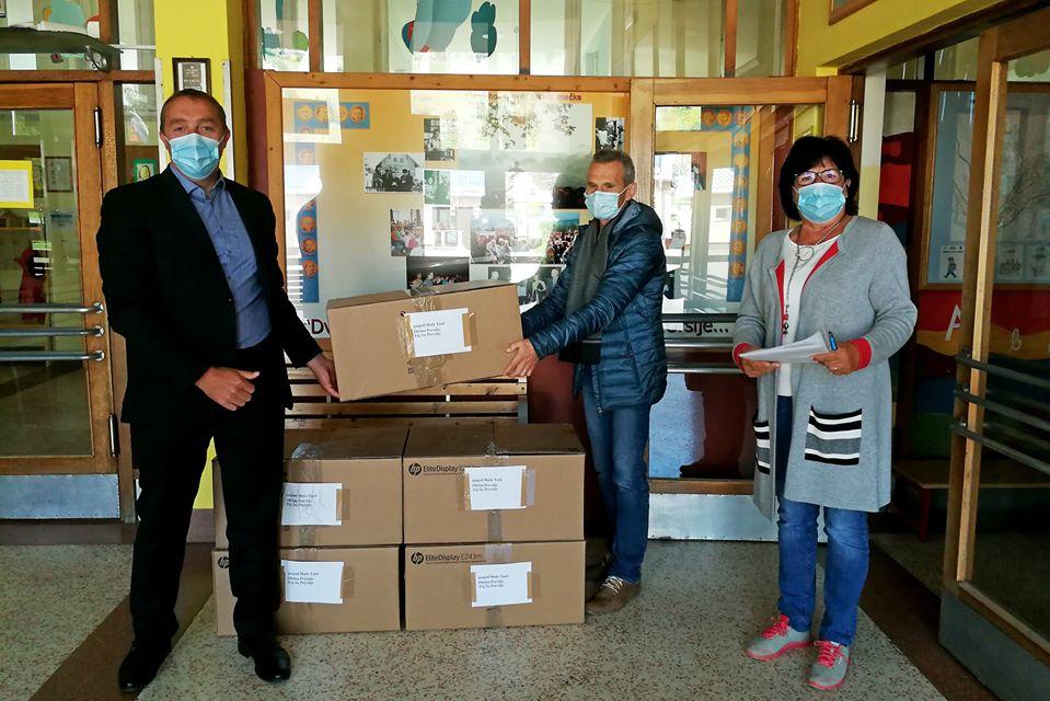 Lek Prevalje osnovnošolcem podaril računalnike