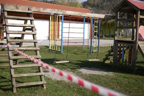 Strokovnjaki opozarjajo, naj se v šolah zagotovi več gibanja, igrišč in telovadnic pa naj se ne zapira