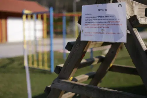 Ponovno dostopna športna igrišča, nekatere oblike javnega linijskega prevoza in izvajanje tehničnih pregledov