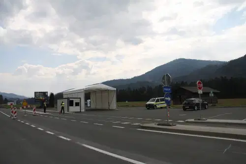 Kontrolno točko na Viču in v Radljah opremili z zabojnikom in šotorom