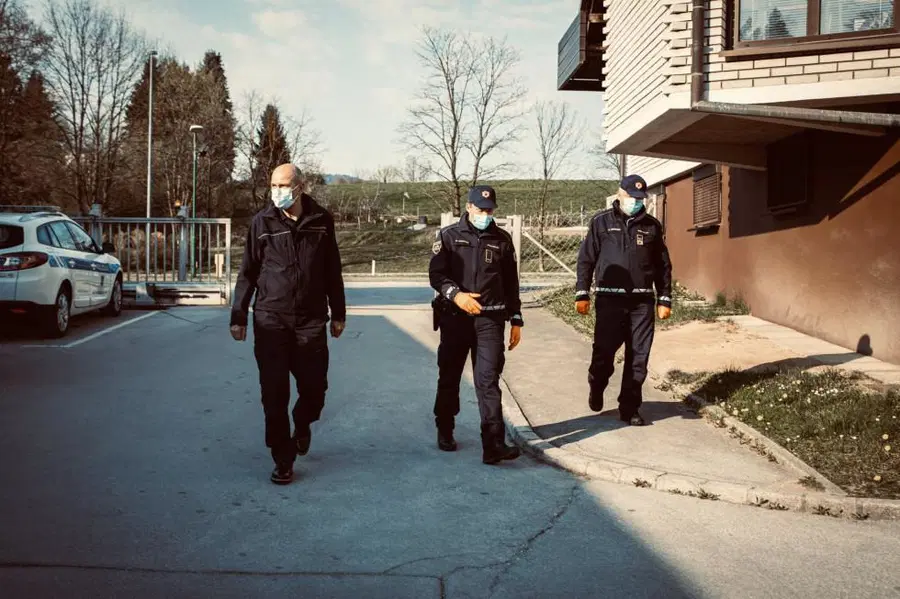 Janša obiskal celjsko bolnišnico in policijsko postajo v Velenju (FOTO)