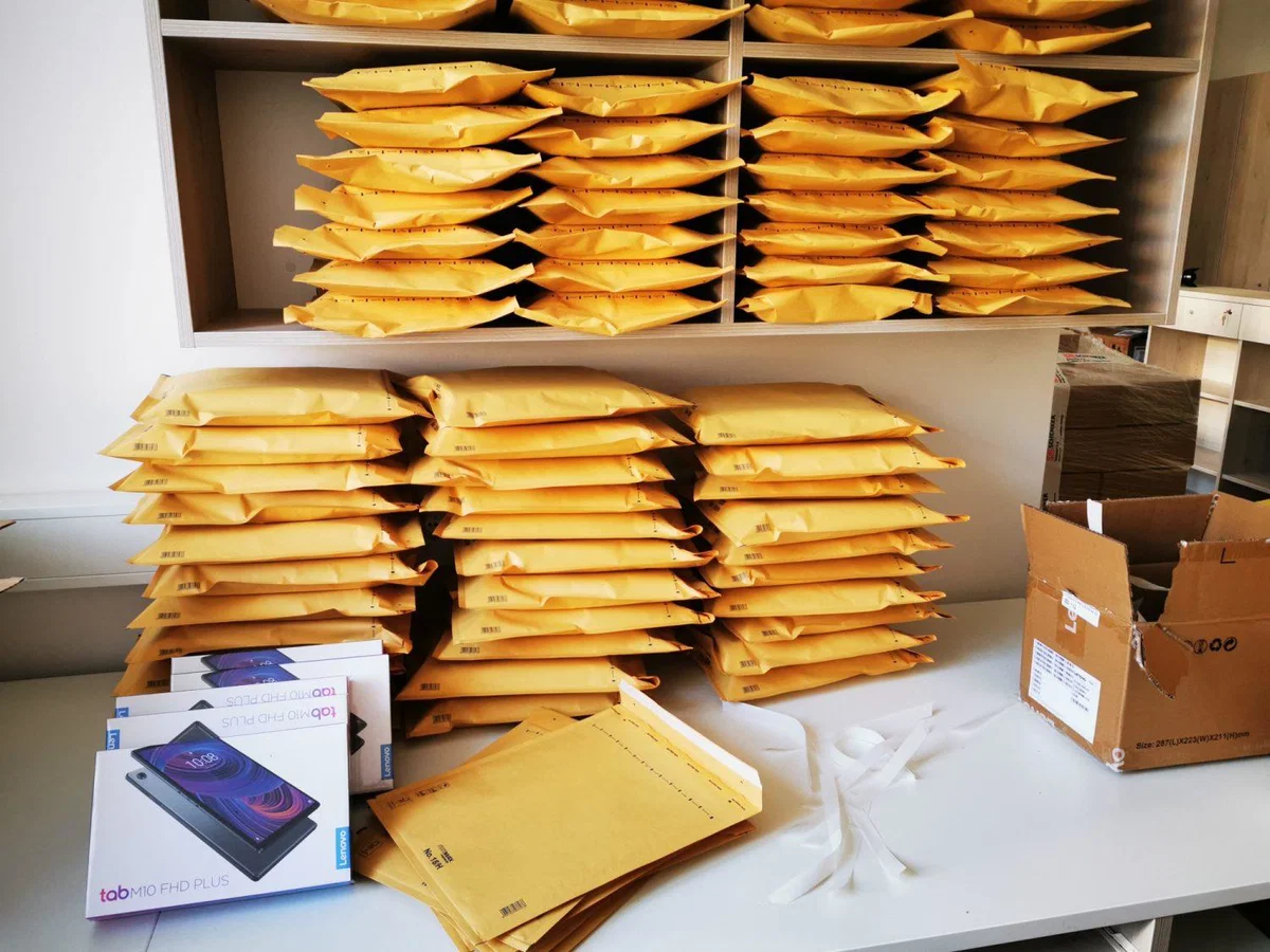 Učencem podarili 172 tabličnih računalnikov in 482 modemov (FOTO)