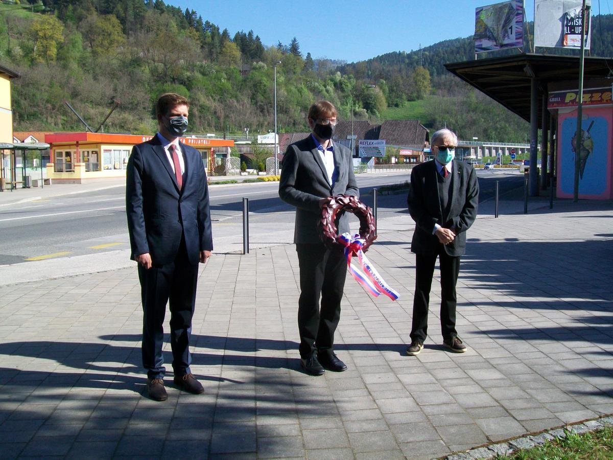 K osrednjem spomeniku NOB na Ravnah slovesno položili venec (FOTO)