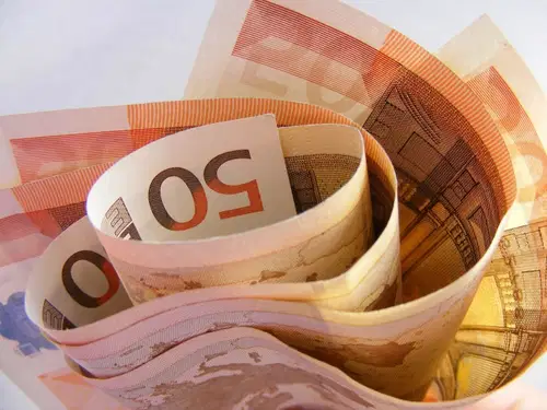 Golob napovedal, da bodo dodatne vire za socialne transferje našli s trošarinami na tobačne izdelke, sladke in žgane pijače