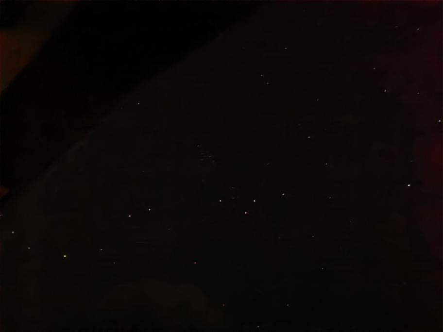 Ste tudi vi zvečer na nebu opazili 'nenavadne luči'? Razkrivamo razlog (VIDEO)