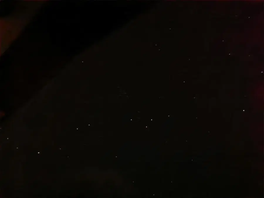 Ste tudi vi zvečer na nebu opazili 'nenavadne luči'? Razkrivamo razlog (VIDEO)