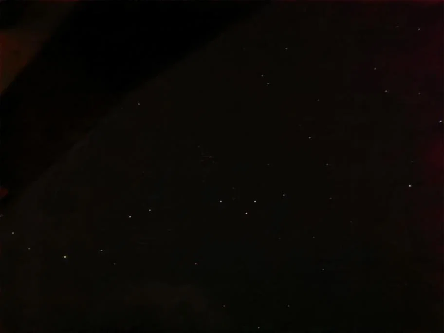 Ste tudi vi zvečer na nebu opazili 'nenavadne luči'? Razkrivamo razlog (VIDEO)