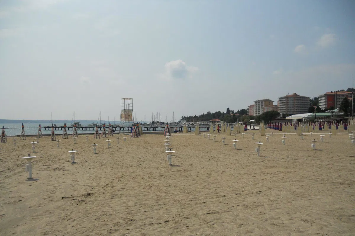 Osnutek tretjega protikoronskega zakona: med drugim boni za turizem in nove omejitve za nevladnike