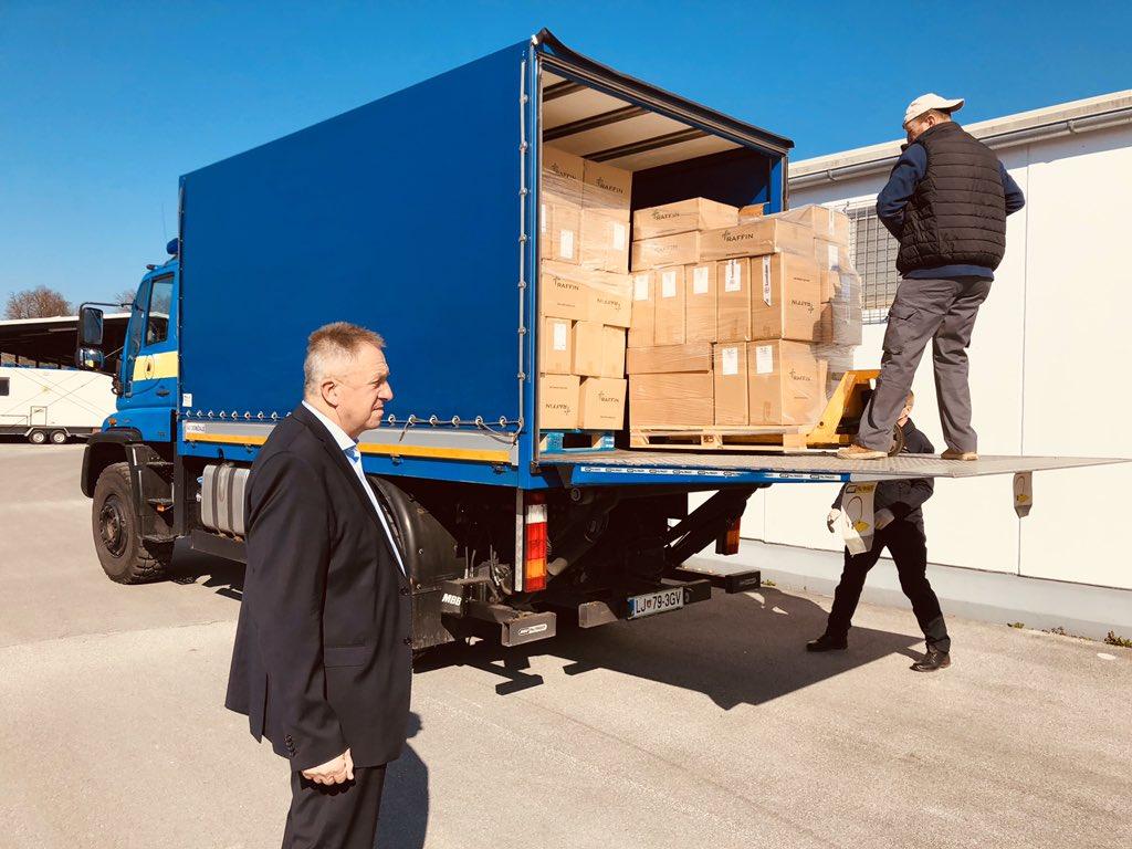 Včeraj v Slovenijo prispelo milijon troslojnih zaščitnih mask (FOTO)