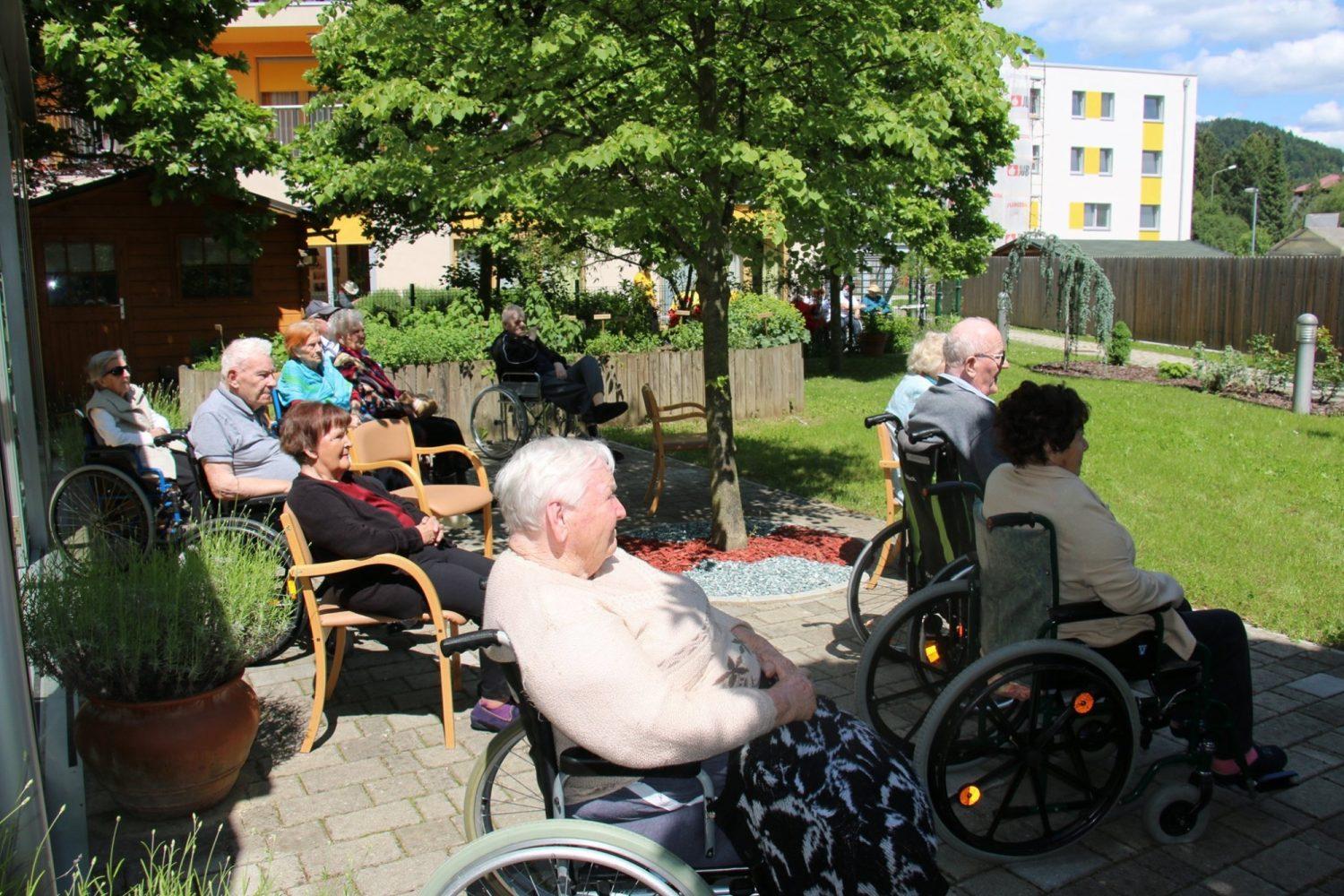 Stanovalcem doma zapel pevski zbor, koncerti se selijo izpod balkonov v park