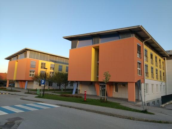 Cigler Kralj: Vlada bo domove za starejše in zapore razglasila za ogrožena območja po zakonu o nalezljivih boleznih