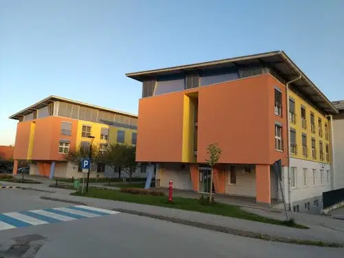 Cigler Kralj: Vlada bo domove za starejše in zapore razglasila za ogrožena območja po zakonu o nalezljivih boleznih