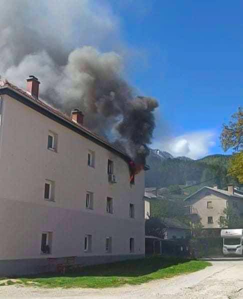 Požar v Mežici: v slovenjgraško bolnico prepeljali 5 stanovalcev