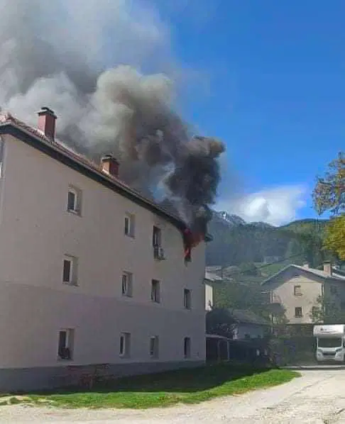 Požar v Mežici: v slovenjgraško bolnico prepeljali 5 stanovalcev