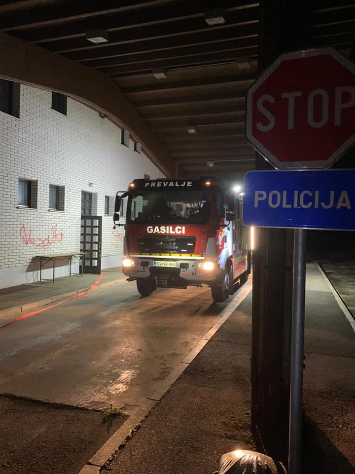 Gasilci na delu: počena vodovodna cev (FOTO)