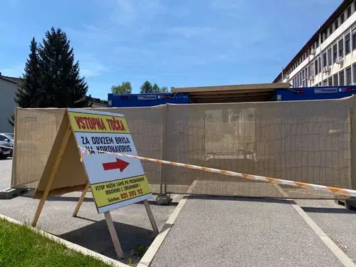 Število bolnikov na intenzivnih oddelkih padlo pod deset