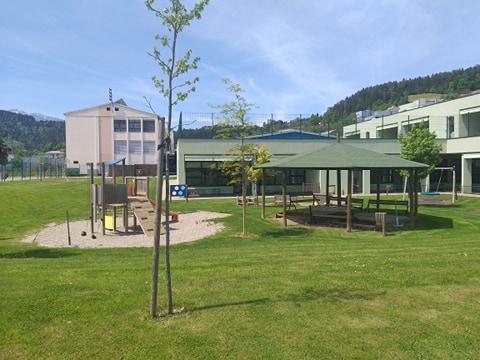 Ravnatelji zaskrbljeni: Nujno varstvo samo za otroke staršev, zaposlenih v kritični infrastrukturi