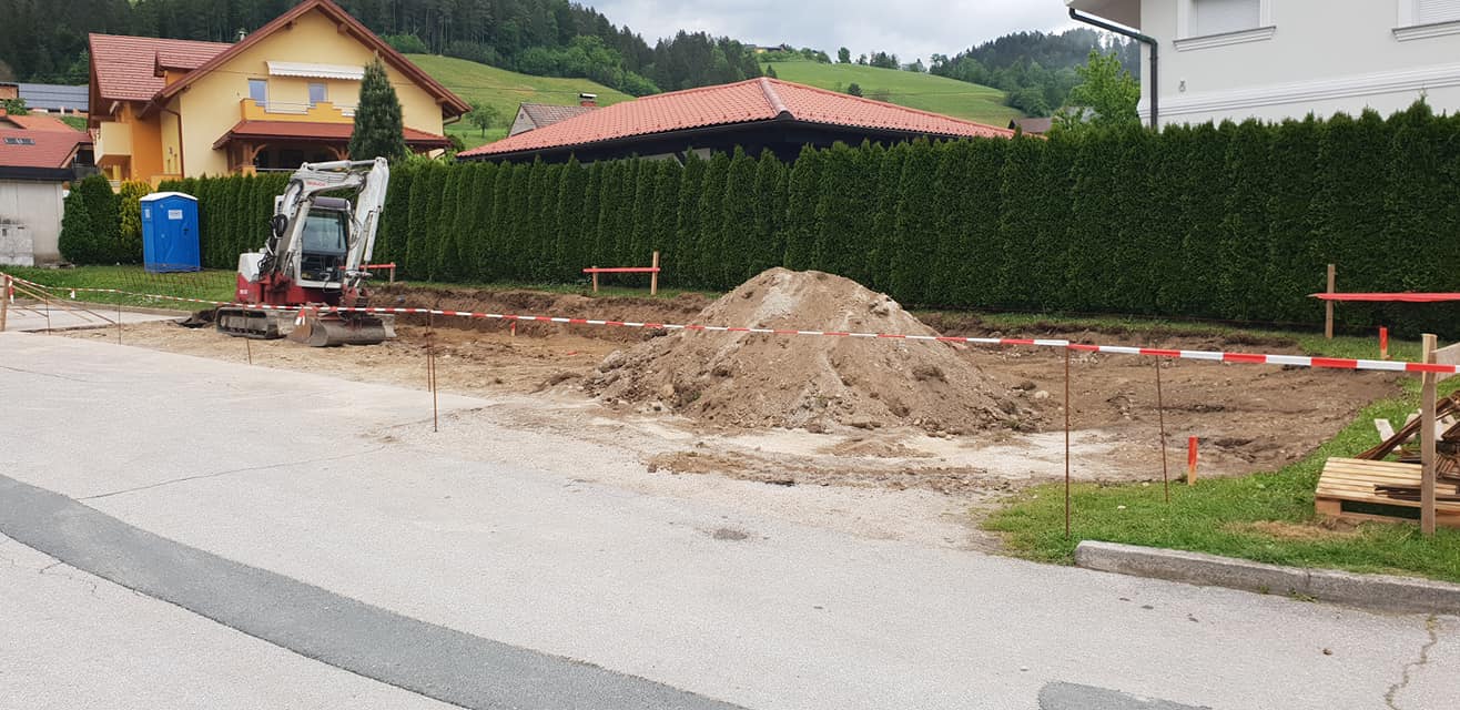 Na Muti pričeli z izgradnjo garaž z nadstrešnico (FOTO)