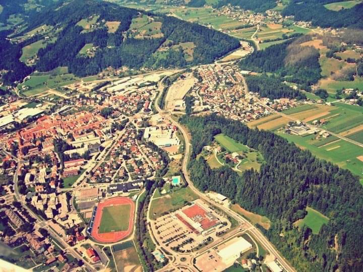 Koroška stanovanja v dobrem stanju, povprečna starost avtomobilov med najnižjimi v državi