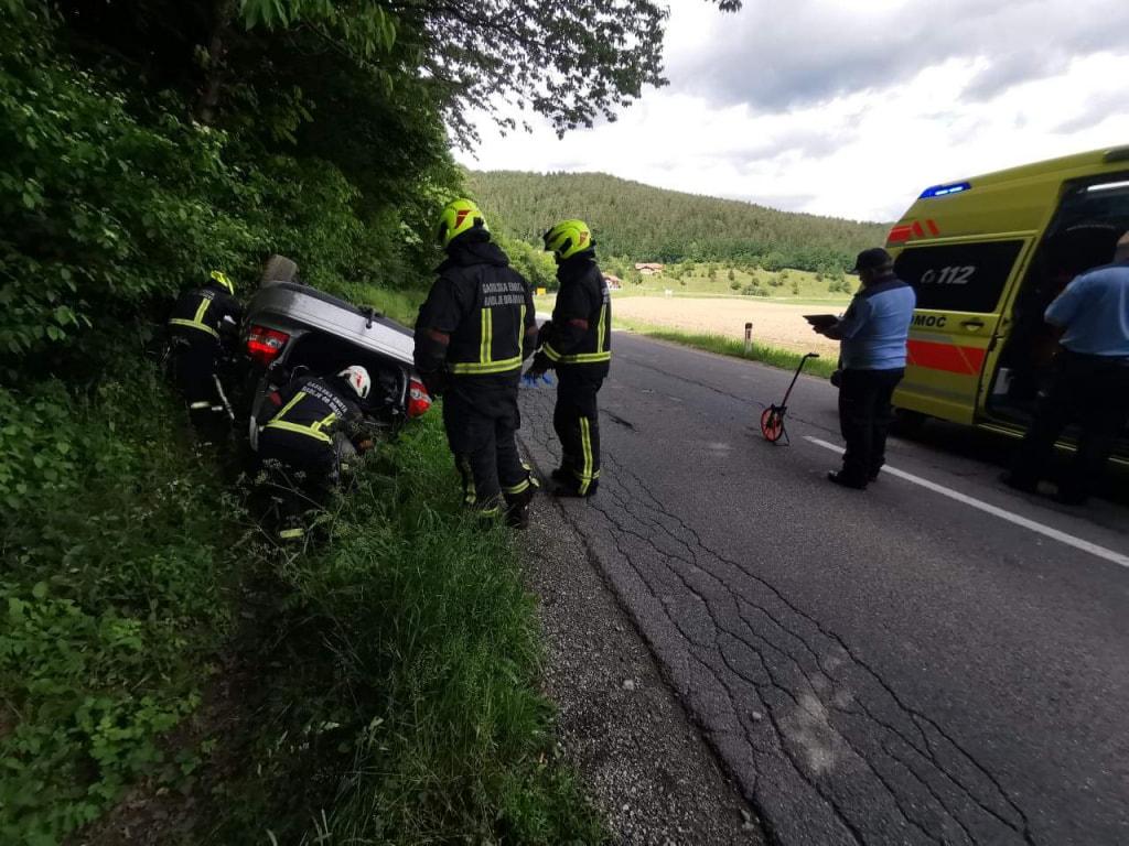 Vozilo zapeljalo s ceste in se prevrnilo